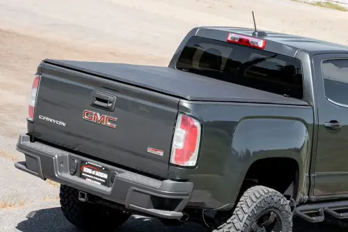 Rough Country - 41215500A | Rough Country Soft Tri-Fold Bed Cover For Chevrolet Colorado / GMC Canyon 2WD/4WD | 5' Bed